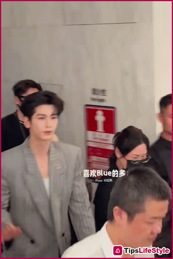 images 4 of A terrifying scene unfolded as a sea of ​​people crammed into the five floors of the shopping mall, everything becoming chaotic due to Zhang Ling Hach's appearance.