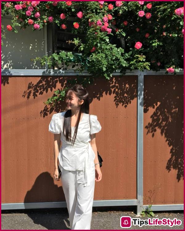 images 1 of 5 types of blouses that will make your figure look slimmer in the summer.
