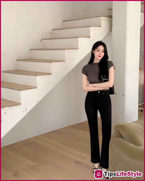 images 2 of 3 types of jeans that help short women effectively 'hack' their height while maintaining a modern style.
