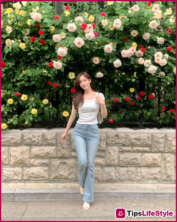 images 3 of 3 types of jeans that help short women effectively 'hack' their height while maintaining a modern style.