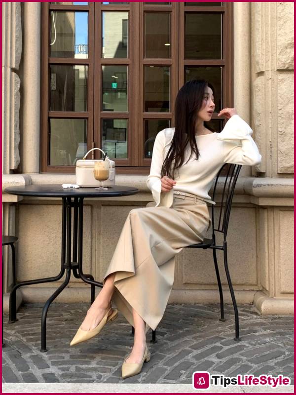 images 2 of 4 types of shoes that help improve body proportions and subtly create the illusion of longer legs.