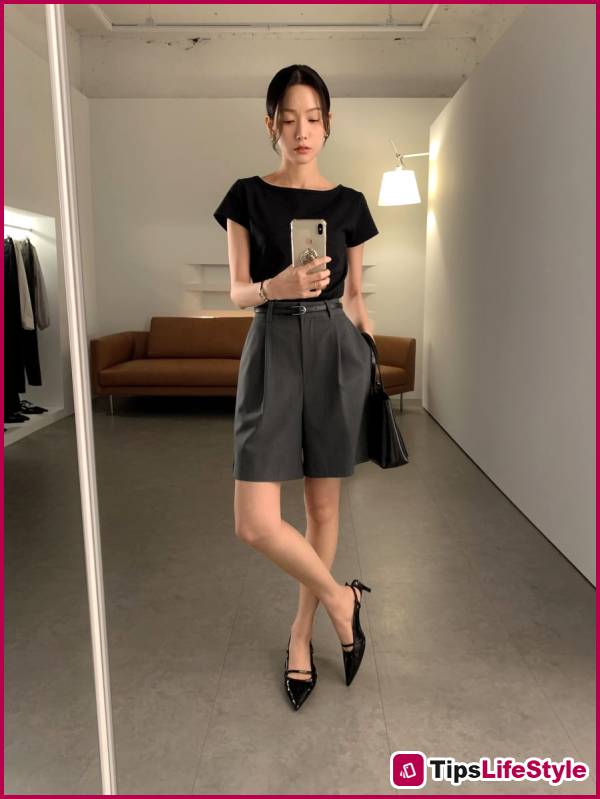 images 3 of 4 types of shoes that help improve body proportions and subtly create the illusion of longer legs.