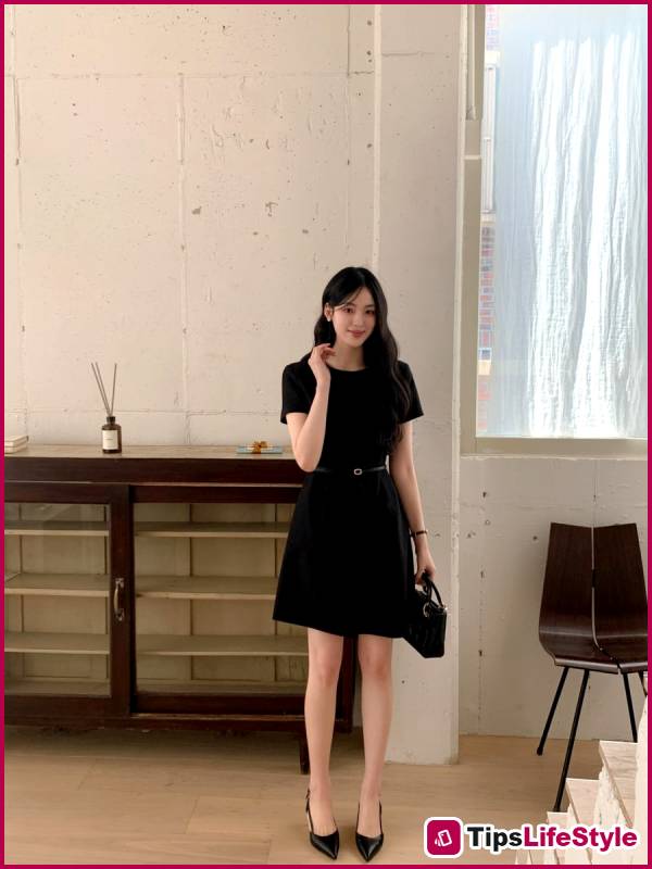images 2 of 3 types of shoes that are perfect for wearing with short outfits, helping you look slimmer in the summer.