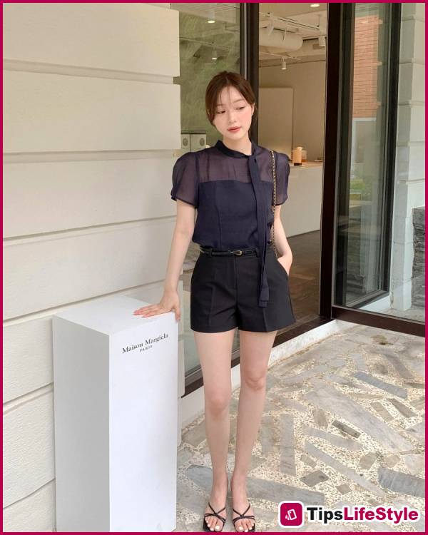 images 3 of 3 types of shoes that are perfect for wearing with short outfits, helping you look slimmer in the summer.