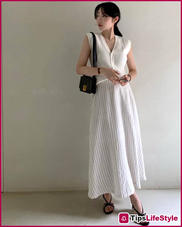 images 1 of 4 types of shoes that are perfect for wearing with skirts in summer, stylish yet comfortable.