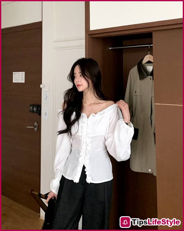 images 1 of 4 types of summer tops that will make you look younger while still maintaining elegance.