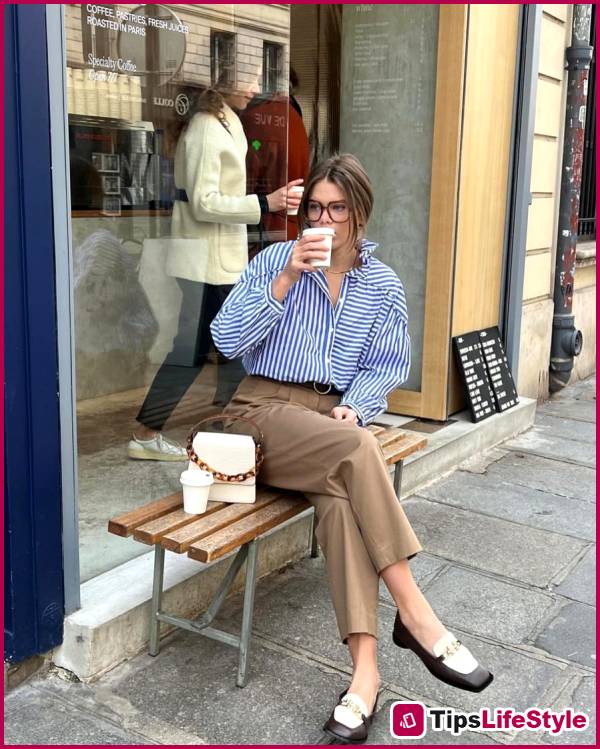 images 1 of 4 types of tops French women often wear with wide-leg trousers to maintain an elegant look.