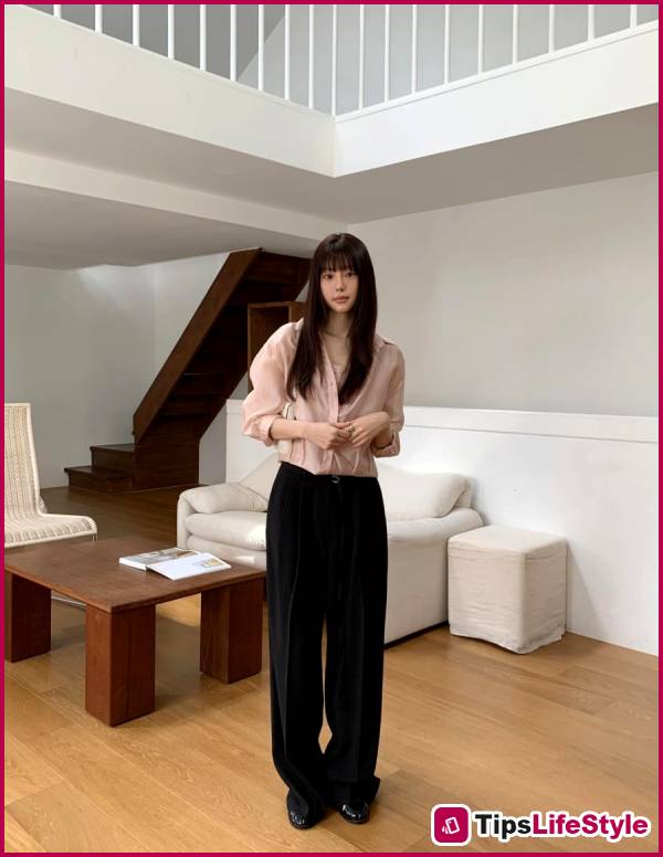 images 2 of 4 types of trousers leading the summer 2026 trends: comfortable yet stylish.