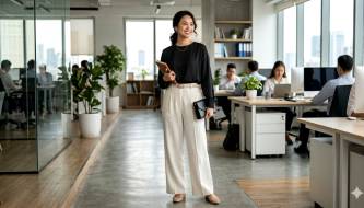 Black blouse: A 'small but mighty' item that helps you dress stylishly every day without repetition.