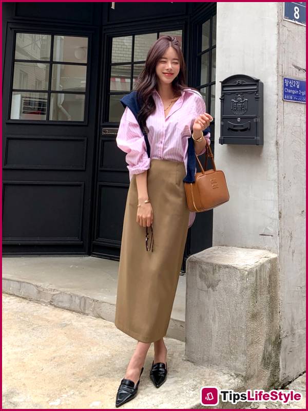 images 1 of 4 ways to style office skirts in summer that are both cool and sophisticated, without being boring.