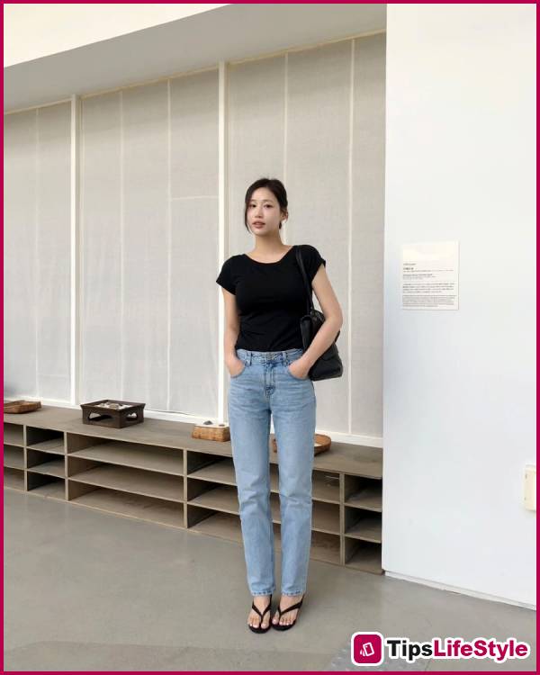 images 1 of 4 ways to style a t-shirt to elevate your summer look: simple yet sophisticated and attractive.