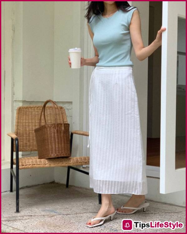 images 1 of 4 ways to style a t-shirt while traveling, simple yet stylish and attractive.