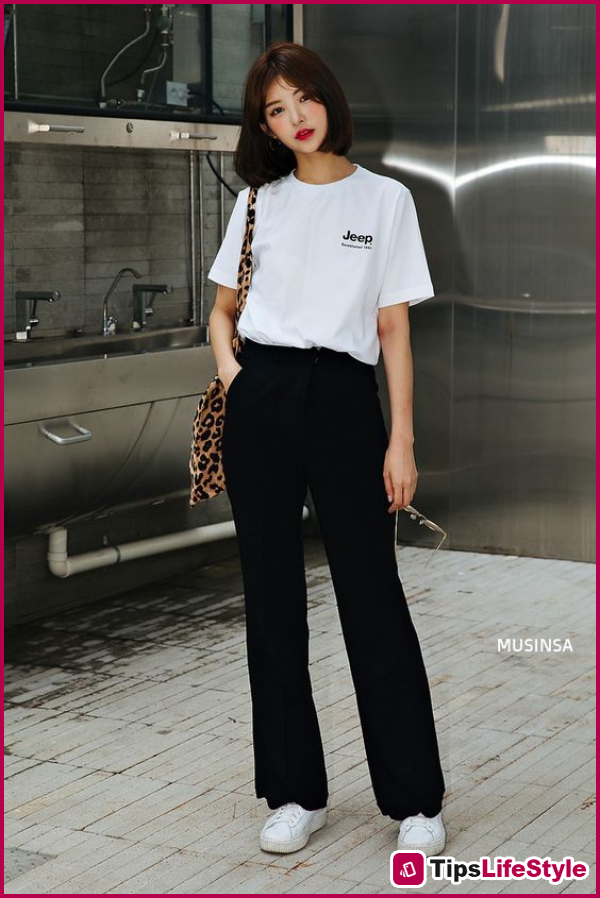 images 3 of 4 ways to style trousers in summer for women in their 30s: elegant, cool, and still attractive.