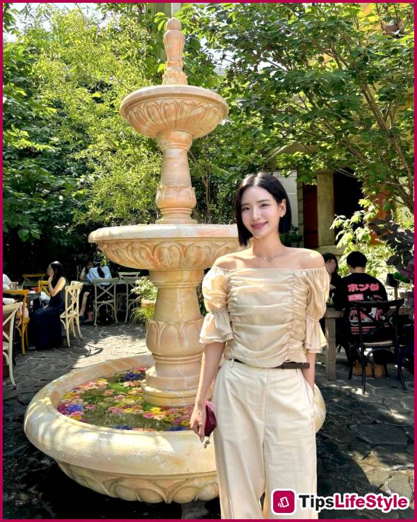 images 1 of 5 ways to style white and beige pants to make your summer look more attractive.