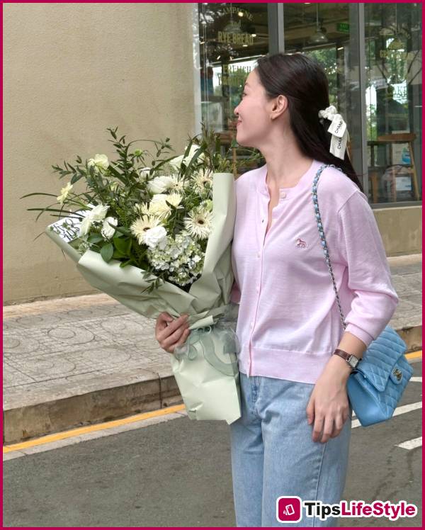 images 2 of 4 ways to style wide-leg jeans like Vietnamese celebrities for summer.
