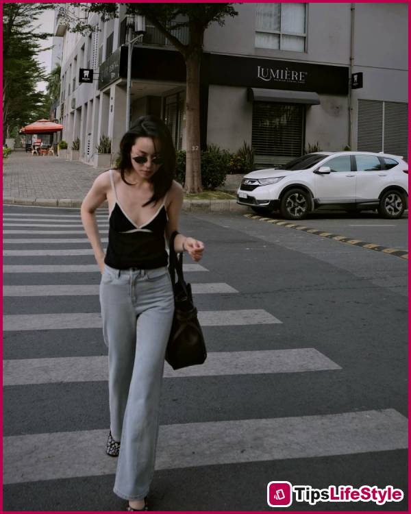 images 4 of 4 ways to style wide-leg jeans like Vietnamese celebrities for summer.
