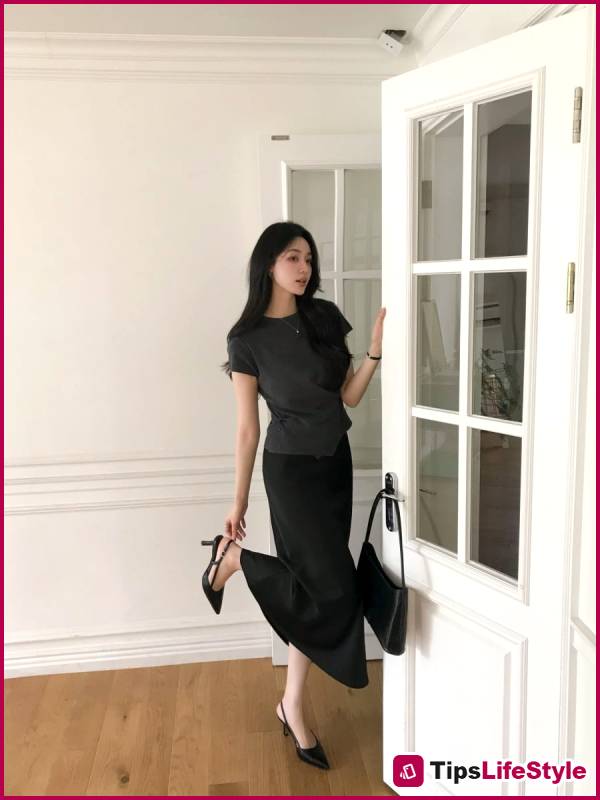 images 1 of 5 ways to wear office dresses elegantly, making your work style softer and more refined.