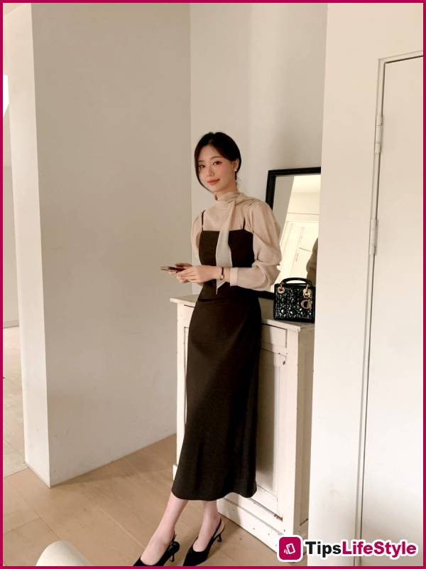 images 3 of 5 ways to wear office dresses elegantly, making your work style softer and more refined.