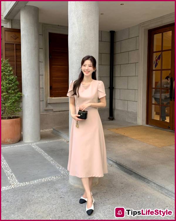 images 5 of 5 ways to wear office dresses elegantly, making your work style softer and more refined.