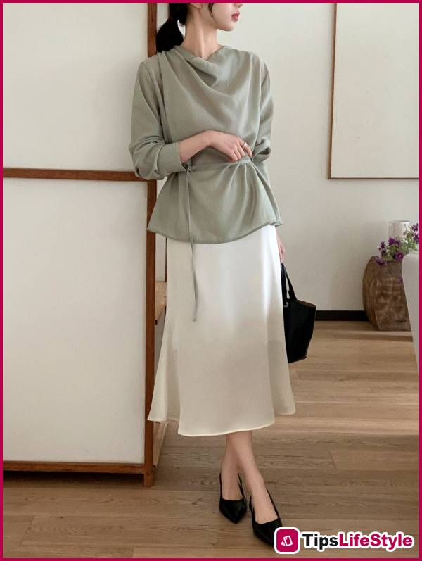 images 1 of 4 ways to wear a skirt stylishly and elegantly to the office on a hot day.