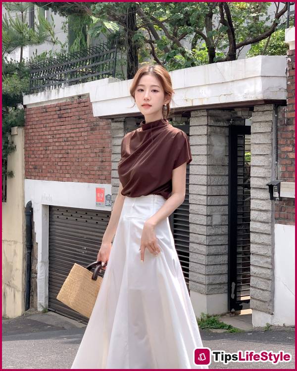 images 3 of 4 ways to wear a skirt stylishly and elegantly to the office on a hot day.