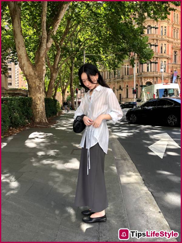 images 7 of 4 ways to wear a skirt stylishly and elegantly to the office on a hot day.