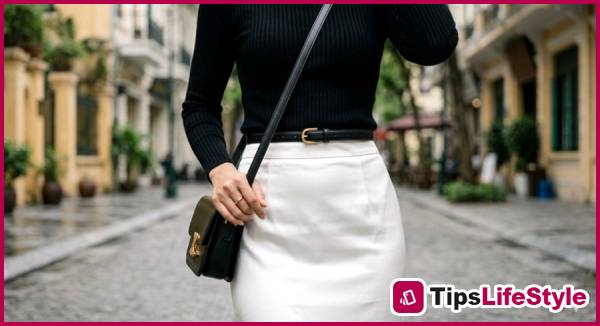 images 2 of Black and white silk dresses are trending in 2026: Wearing them correctly looks elegant, wearing them incorrectly can easily reveal your figure.