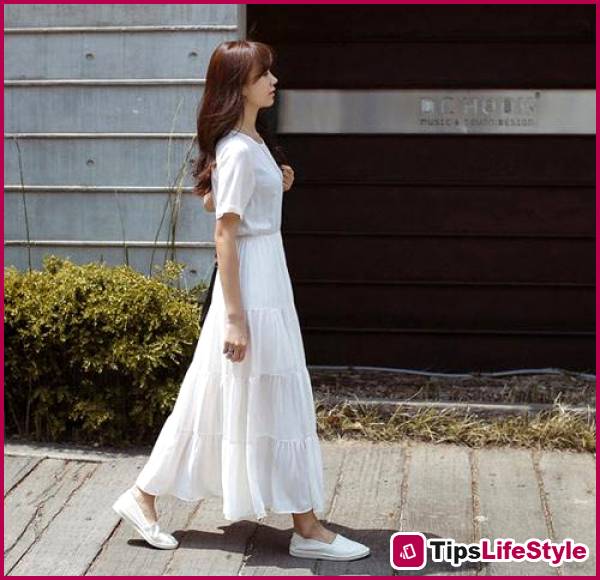 images 1 of White linen dress – a minimalist choice that can elevate your summer style.