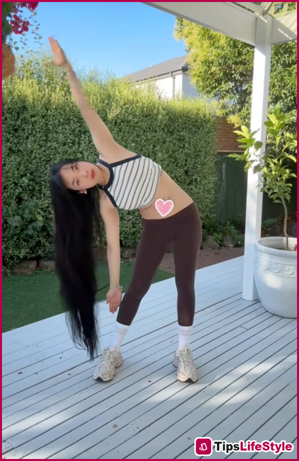 images 14 of A woman in her 40s does hip-shaking 100 times a day for 15 years, and regardless of whether she's curvy or slim, she still has a slender waist.