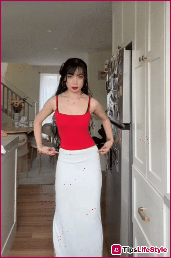 images 15 of A woman in her 40s does hip-shaking 100 times a day for 15 years, and regardless of whether she's curvy or slim, she still has a slender waist.