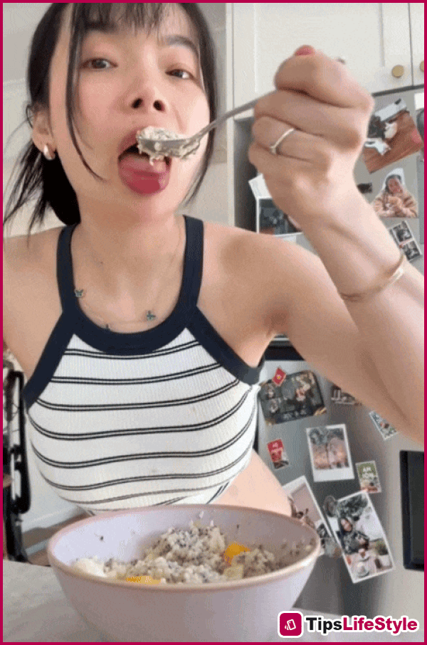 images 3 of A woman in her 40s does hip-shaking 100 times a day for 15 years, and regardless of whether she's curvy or slim, she still has a slender waist.