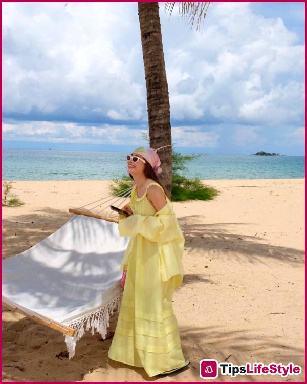images 10 of 10 youthful and vibrant travel outfit ideas from Yen Trang at age 42.