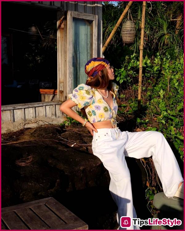 images 9 of 10 youthful and vibrant travel outfit ideas from Yen Trang at age 42.
