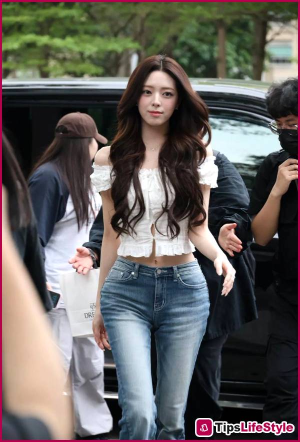 images 1 of Yuna - The 2003-born beauty who caused a sensation with her stunning figure at the 2026 event.