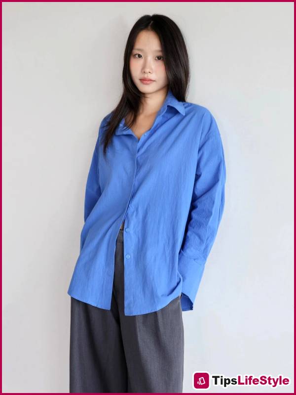 images 10 of Zhao Lusi isn't tall, but she looks beautiful in anything she wears; even basic shirts are selling out fast because of her.