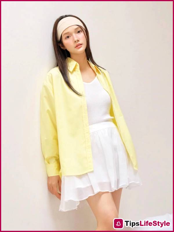 images 14 of Zhao Lusi isn't tall, but she looks beautiful in anything she wears; even basic shirts are selling out fast because of her.