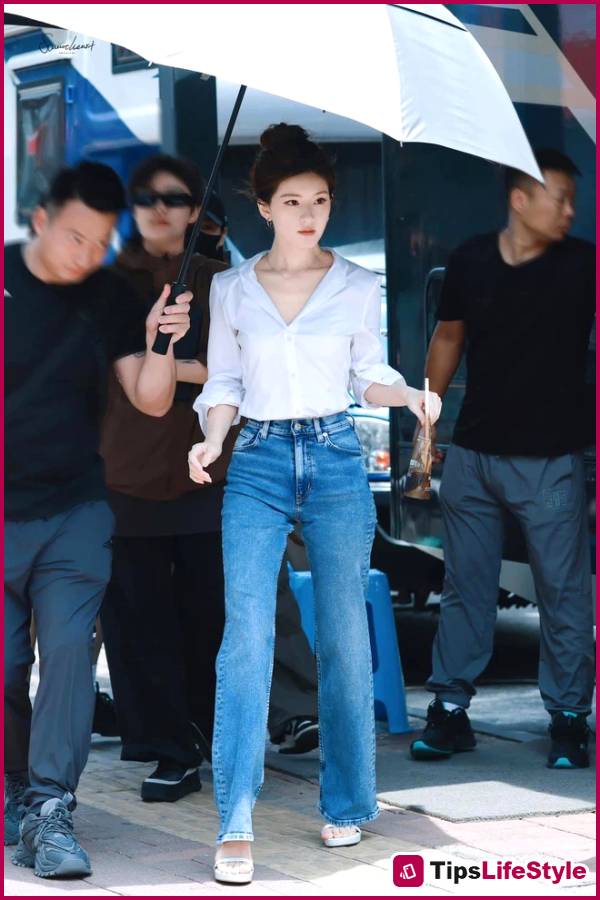 images 4 of Zhao Lusi isn't tall, but she looks beautiful in anything she wears; even basic shirts are selling out fast because of her.