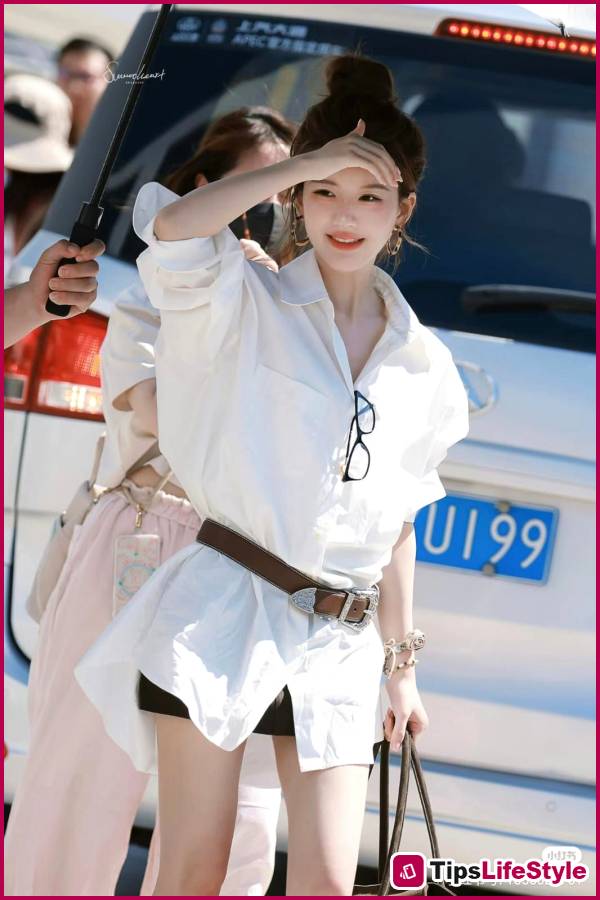 images 6 of Zhao Lusi isn't tall, but she looks beautiful in anything she wears; even basic shirts are selling out fast because of her.