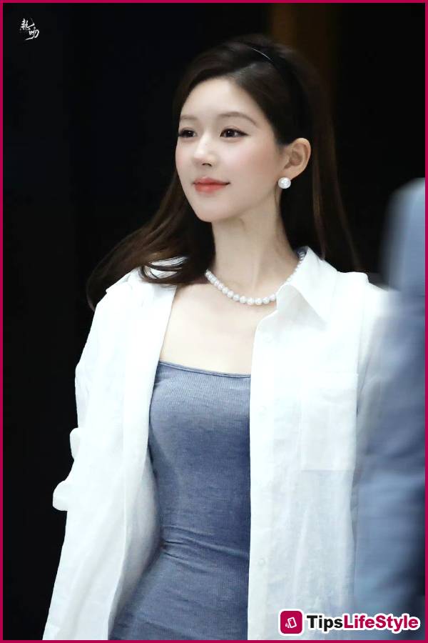 images 7 of Zhao Lusi isn't tall, but she looks beautiful in anything she wears; even basic shirts are selling out fast because of her.