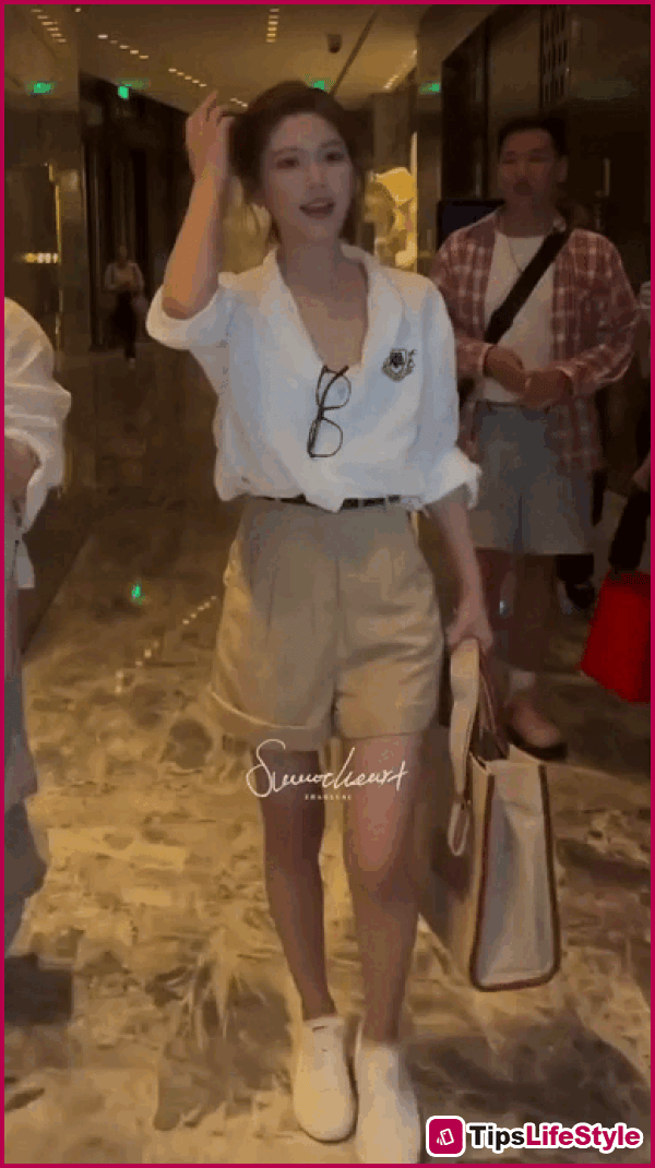 images 9 of Zhao Lusi isn't tall, but she looks beautiful in anything she wears; even basic shirts are selling out fast because of her.