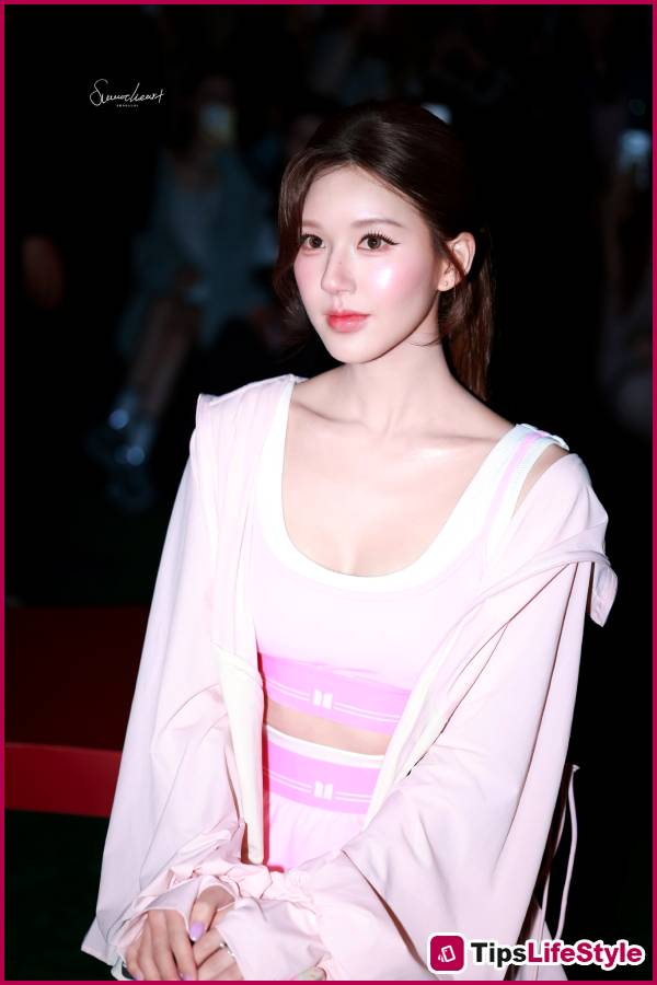 images 3 of Zhao Lusi's cheeks are flushed as if she's drunk.