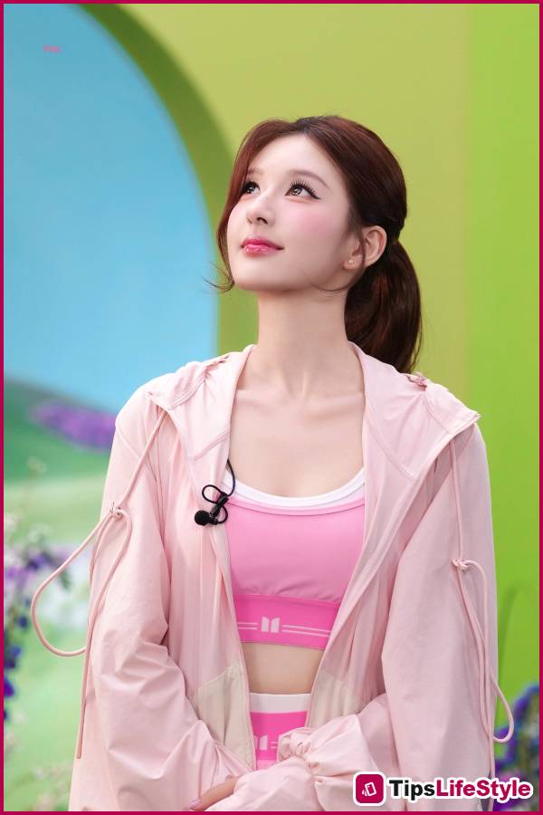images 4 of Zhao Lusi's cheeks are flushed as if she's drunk.
